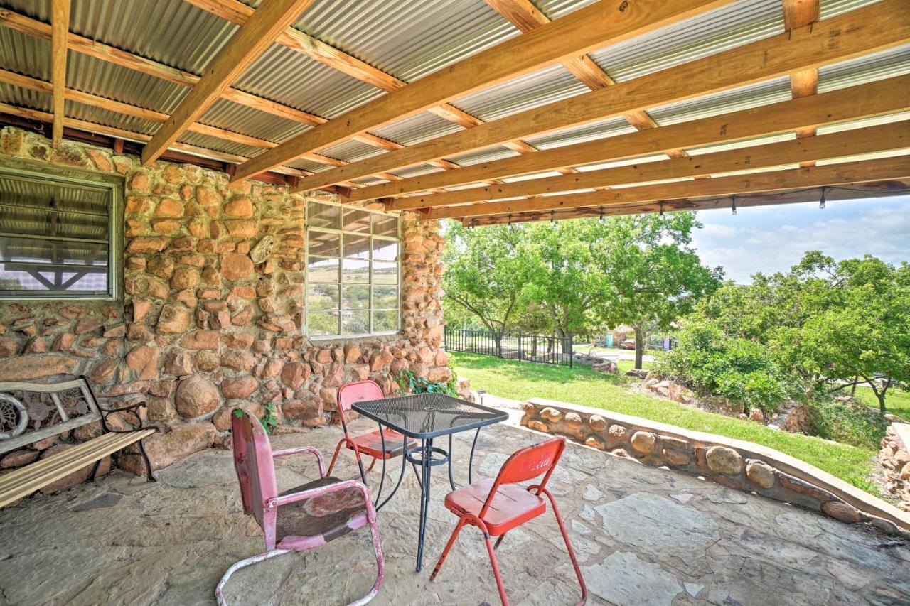 Enchanting Hilltop Cottage In Medicine Park! Exterior foto